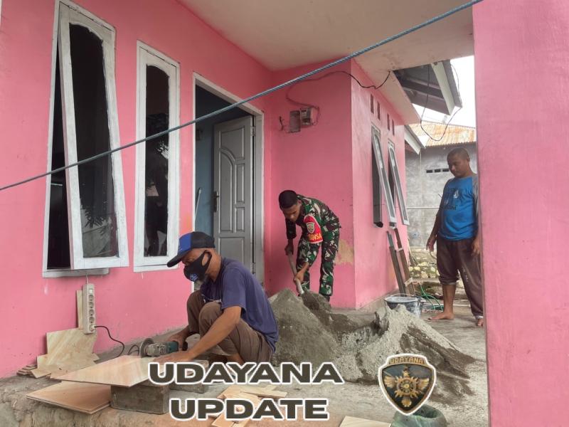 Babinsa Koramil 1602-01/Ende Kerja Sama dengan Masyarakat Pasang Keramik Rumah Warga