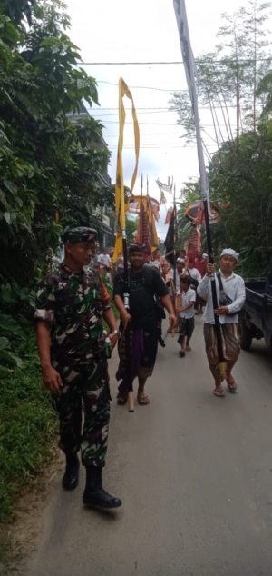 Babinsa Desa Keliki Bersama Pecalang Jaga Keamanan Kegiatan Adat Warga Binaan