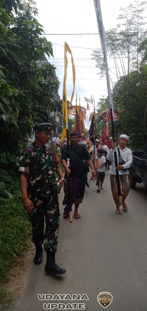 Babinsa Desa Keliki Bersama Pecalang Jaga Keamanan Kegiatan Adat Warga Binaan