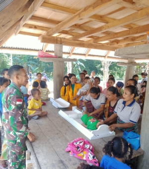 Wujudkan Balita Sehat, Babinsa Koramil 1618-04/Bisel Dampingi Kegiatan Posyandu di Desa Binaan