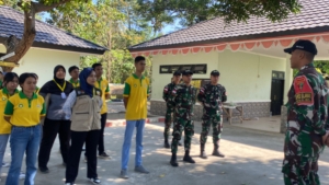 Bersama Mahasiswa KKN, Satgas Yonif 741/GN Pos Silawan Bagikan Bubur Kacang Hijau Keliling di Daerah Perbatasan