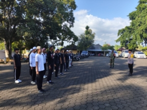 Di Latih Babinsa, Paskibra SMKN 2 Tabanan Siap Kibarkan Bendera pada HUT RI ke-80