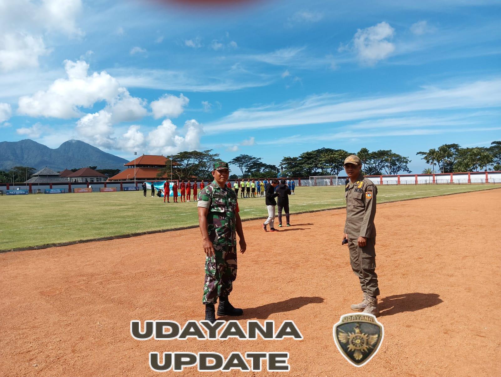 Personel Kodim 1623/Karangasem Laksanakan Pengamanan untuk Pastikan Keamanan Kejuaraan Sepak Bola