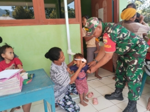 Sinergi Babinsa dan Petugas Kesehatan dalam Mendukung Pelayanan Posyandu di Kecamatan Detusoko