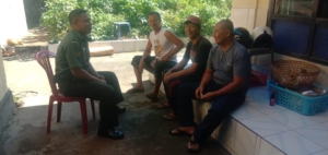 Babinsa Tamlang melaksanakan komunikasi Sosial untuk mendengarkan aspirasi serta Keluhan masyarakat