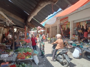 Ciptakan Lingkungan Kondusif, Babinsa Ende Timur Gencarkan Patroli dan Komunikasi Sosial