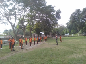 Tumbuhkan Jiwa Bela Negara, Babinsa Ende Latih Baris-Berbaris Pelajar SMP