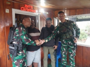 Peluk Damai di Tanah Papua, Satgas Yonif 743/PSY Jalin Keakraban dengan Tokoh Gereja