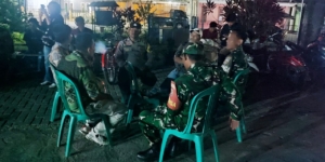 Patroli Malam Sertu Ashar Upaya Menjaga Keamanan di Wilayah Seteluk
