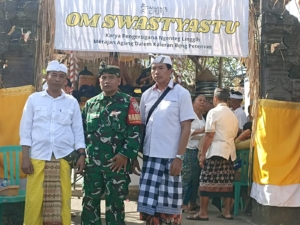 Babinsa Pejeng Kelod Bersama Pecalang Jaga Kekhidmatan Upacara Mupuk Pedagingan