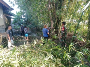 Aksi Gotong Royong Babinsa Sertu Embang: Membangun Kepedulian Warga Terhadap Lingkungan