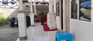 Babinsa Serma Ketut Sutarmadi Dampingi Warga Terima 20 Kg Beras Bantuan Pemerintah
