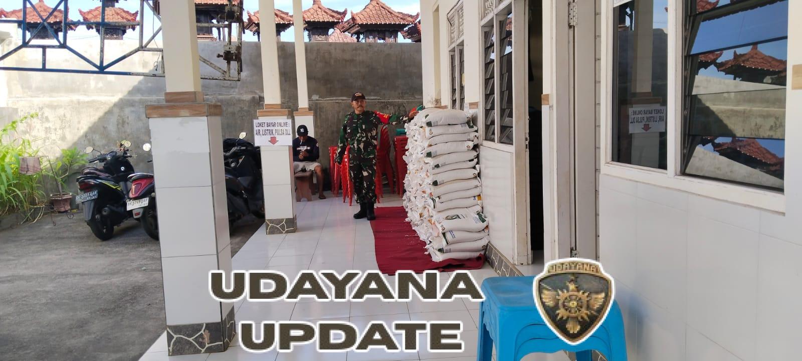 Babinsa Serma Ketut Sutarmadi Dampingi Warga Terima 20 Kg Beras Bantuan Pemerintah