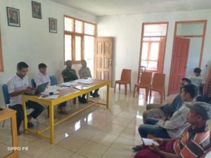 Koramil 1612-07/Satarmese Bersinergi dengan Pemerintah Desa Salurkan Bantuan Rumah Layak