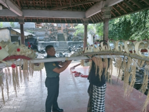 Babinsa Hadir di Tengah Warga, Ciptakan Rasa Aman dalam Persiapan Puja Wali