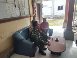 Singkapi Perubahan Cuaca, Babinsa Dawan Kaler Gencarkan Komsos Himbau Tingkatkan Kebersihan Lingkungan