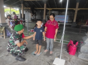 Peduli Kesehatan Balita, Kopda Kadek Agus Dampingi Posyandu Dharmawangsa