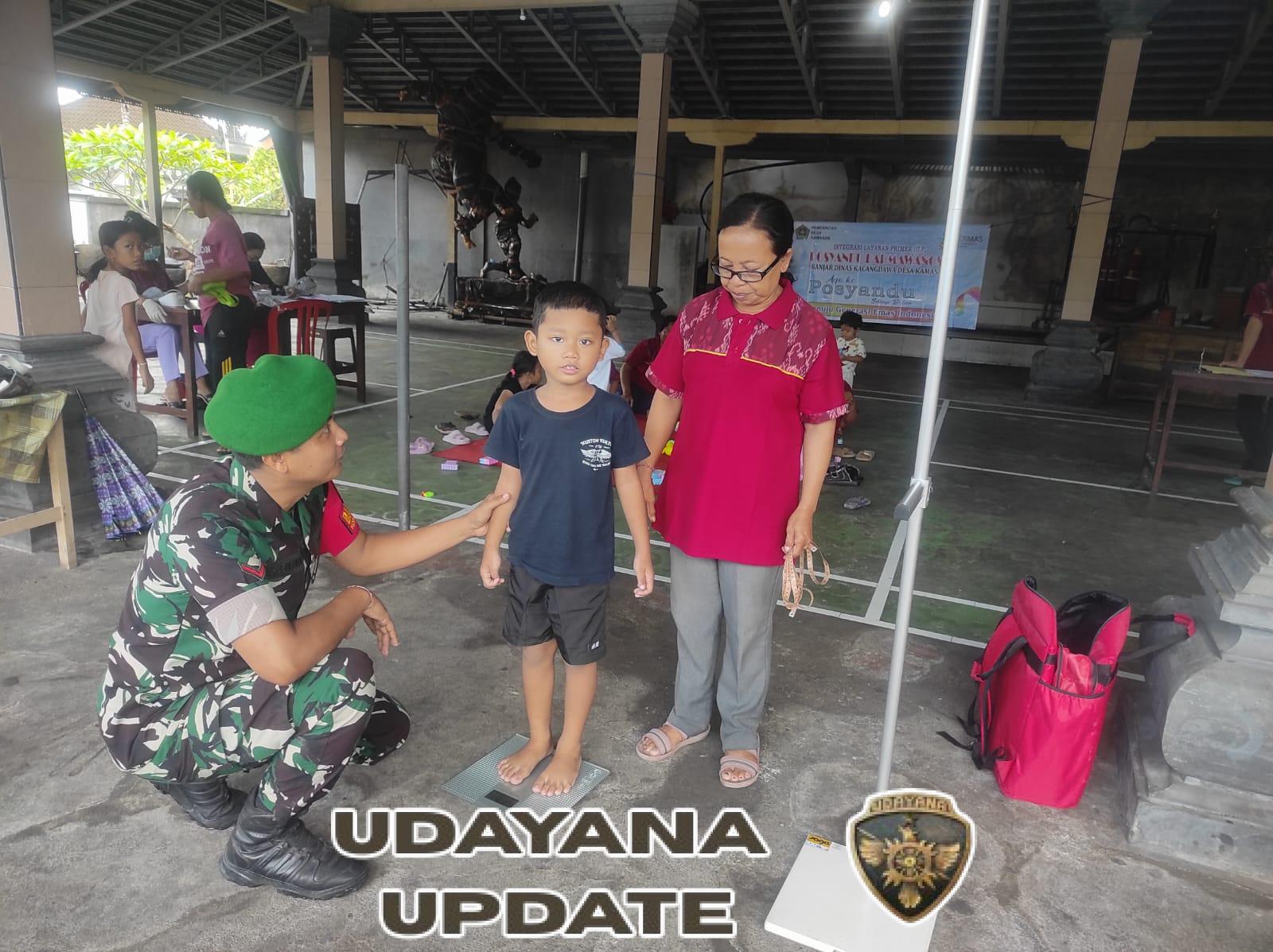 Peduli Kesehatan Balita, Kopda Kadek Agus Dampingi Posyandu Dharmawangsa