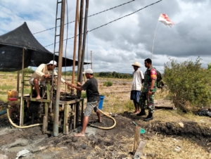 Babinsa Kawal Bantuan Sumur Bor Bersama Dinas Pertanian di Kateng