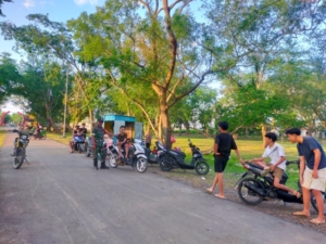 Babinsa Patroli Wilayah Bendungan Pengga, Tekan Aksi Balap Liar