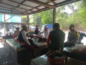 Babinsa Pacung dan Bhabinkamtibmas memberikan penyuluhan tentang Kamtibmas bersama masyarakat Binaan