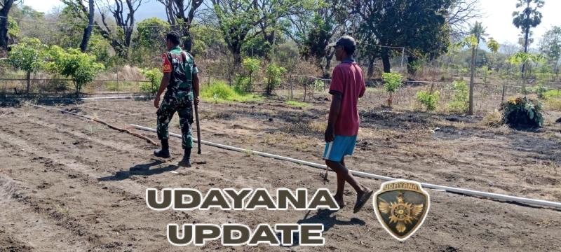 Aksi Nyata Babinsa: Gotong Royong Bersihkan Kebun Warga