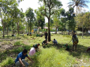 Babinsa Oinlasi Giatkan Gotong Royong Bersama Warga Demi Kebersihan Desa