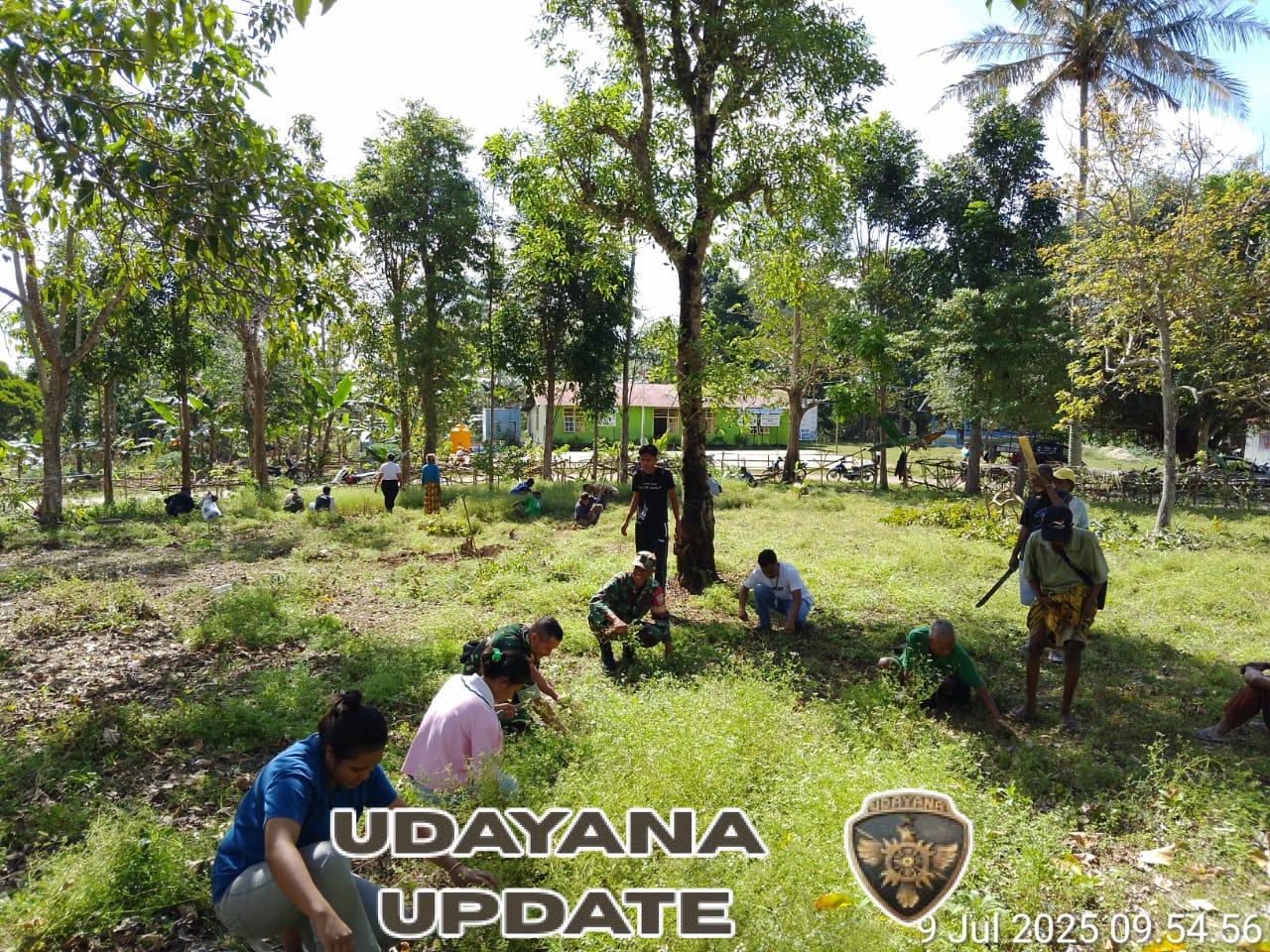 Babinsa Oinlasi Giatkan Gotong Royong Bersama Warga Demi Kebersihan Desa