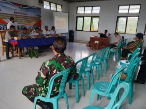 Babinsa Koramil 01/Laratama Perkuat Sinergi Lewat Sosialisasi Opsen PKB dan BBNKB