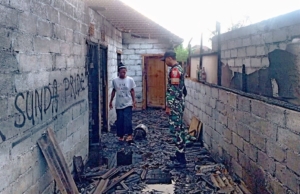 Kebakaran Gudang Pengolahan Kerupuk di Badung, Babinsa Kelurahan Sempidi Beraksi Cepat