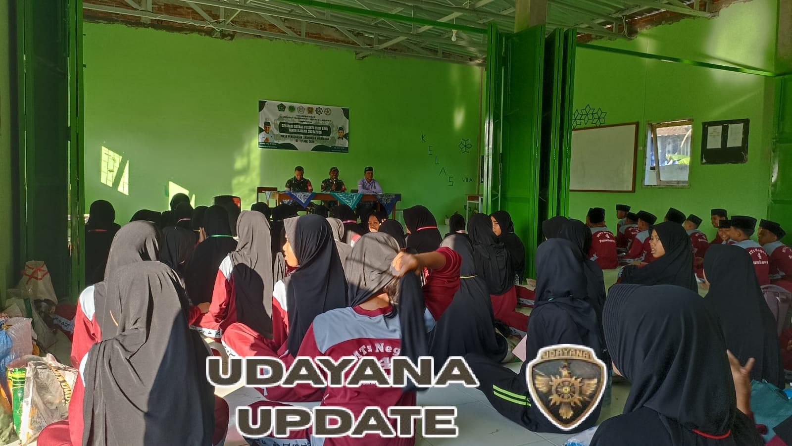 Babinsa Koramil Empang Tanamkan Semangat Bela Negara kepada Siswa MTsN 4 Sumbawa
