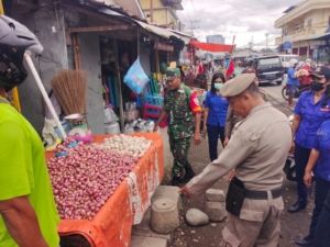 Wujudkan Ketertiban, Babinsa Serka Latif Bantu Tertibkan Pedagang di Bahu Jalan Pasar Ndona