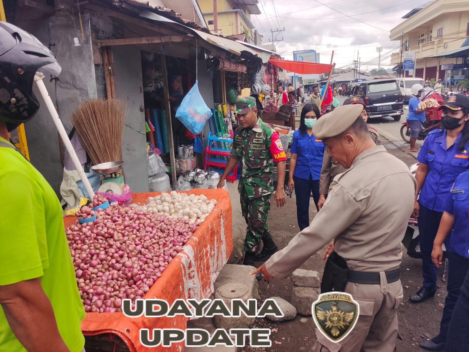 Wujudkan Ketertiban, Babinsa Serka Latif Bantu Tertibkan Pedagang di Bahu Jalan Pasar Ndona