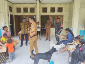 Peduli Gizi Anak, Babinsa Katikutana Bantu Distribusi Makanan Tambahan di Desa Anapalu