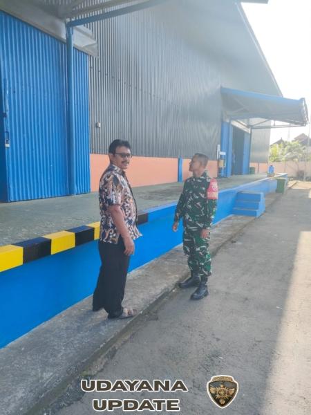 Babinsa Batubulan Tunjukkan Kepedulian, Cek Langsung Stok Beras Cadangan Pemerintah