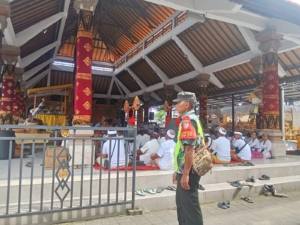 Babinsa Koramil 1616-05/Sukawati Kawal Rangkaian Upacara Nyekah di Desa Singapadu