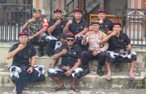 Babinsa Pupuan Hadirkan Rasa Aman dalam Prosesi Penobatan Sulinggih Semeton Pande