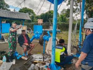 Babinsa Serka I Komang Yudiartana Dampingi Perbaikan Pompa, Wujud Nyata TNI Peduli Pelayanan Publik
