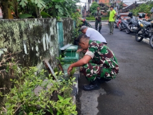 Gotong Royong Bersih Pangkalan, Pjs Danramil Klungkung Sebut Bagian Dari Pembinaan Satuan