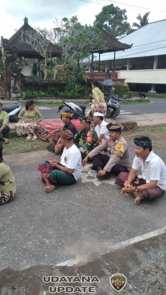 Pemdes Gelar melaspas Alit, Babinsa Bungbungan Hadir Mendampingi