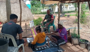 Babinsa Koramil 1618-04/Bisel Aktif di Tengah Pengrajin Tenun, Jaga Tradisi, Cari Solusi