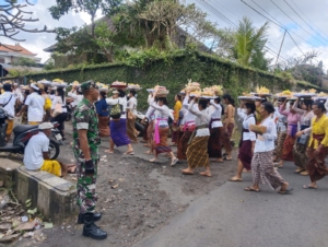 Babinsa Desa Demulih Laksanakan Pengamanan Upacara Pitra Yadnya