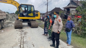 Langkah Cepat, Babinsa Kayubihi Bantu Penanganan Kecelakaan yang Terjadi di Wilayah