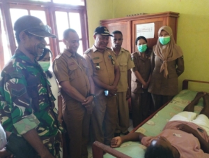 Babinsa Koramil 1622-03 Bantu Warga Bedah Rumah di Taramana