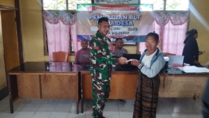 Babinsa Koramil 02/Wolowaru Dampingi Warga Desa Nduaria Terima BLT Tahap II Tahun 2025