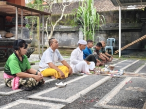 Dipimpin Kasdim, Umat Hindu Kodim Klungkung Sembahyang Bersama Di Hari Suci Purnama