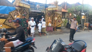 Atensi Upacara Di Wilayah Binaan, Babinsa Pikat Dan Selat Bersinergi Bersama Bhabinkamtibmas Dan Pecalang