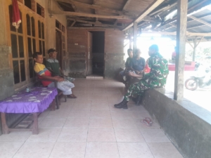Dekatkan Diri dengan Warga, Babinsa 1602-04/Maurole Laksanakan Komsos di Wilayah Binaan