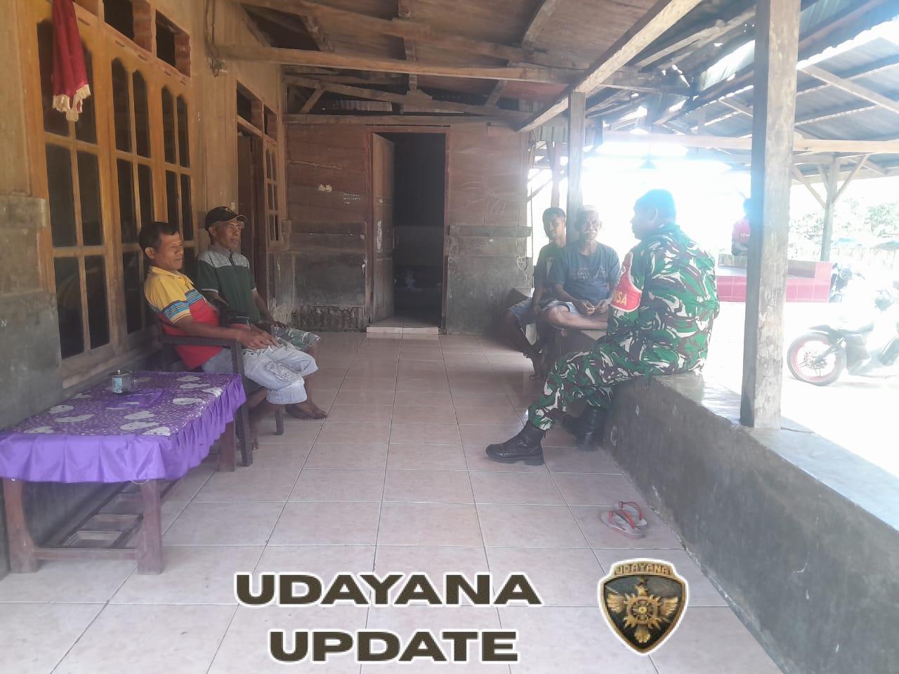 Dekatkan Diri dengan Warga, Babinsa 1602-04/Maurole Laksanakan Komsos di Wilayah Binaan