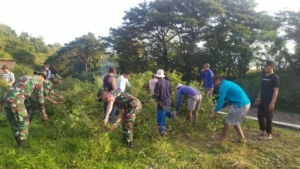 TNI dan Warga Kalabeso Bersatu Membersihkan Desa Sambut TMMD
